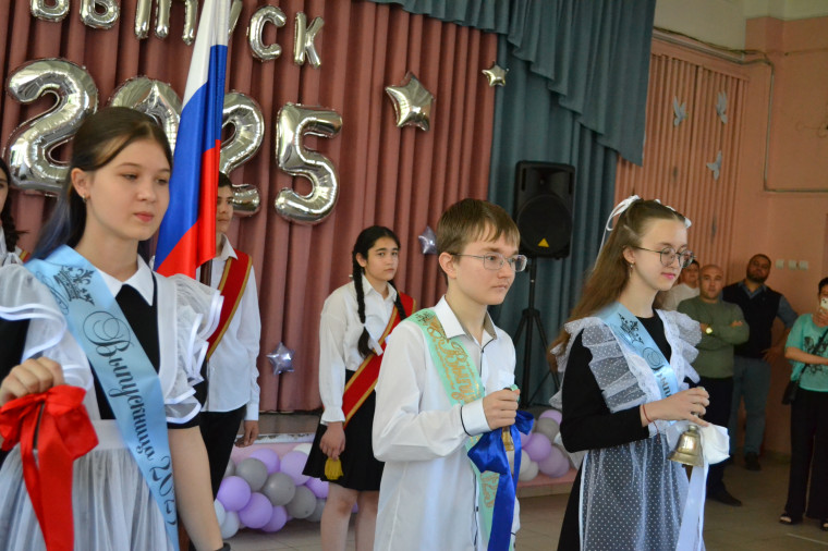 Торжественная линейка "Последний звонок" 9 классы.